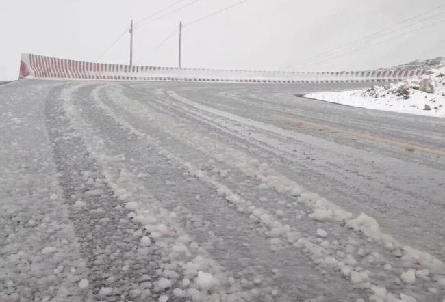 珠峰景区暂停售票临时封闭 因降雪影响安全