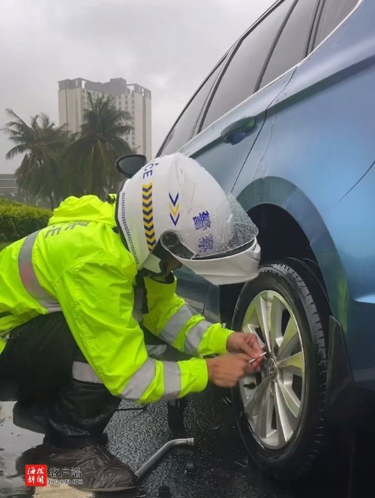海口交警台风天送市民回家