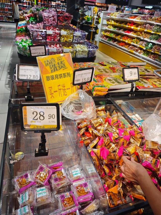 节末月饼价格大跳水 促销冲刺清仓