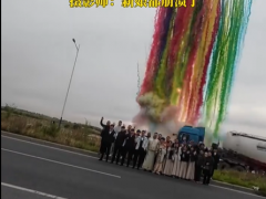 烟花墙翻车现场：拍摄时大货车经过，新娘都崩溃了【看点】