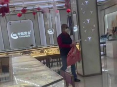 男子持械抢劫商场黄金 警方火速追回 金价高位闹剧【看点】