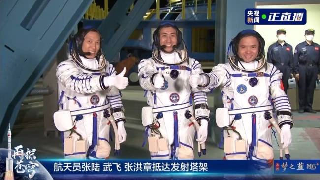 神二十一航天员到达发射塔架 静待飞天时刻