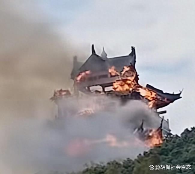 江苏永庆寺阁楼被烧得只剩框架
