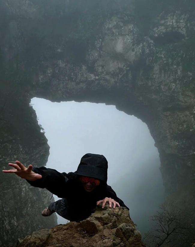 驴友挂在南太行山绝壁打卡？景区回应