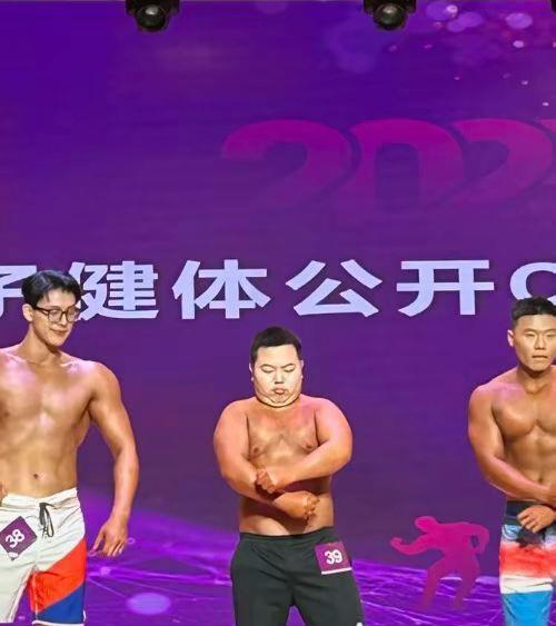 重庆高校健美比赛混进&ldquo;小胖&rdquo;