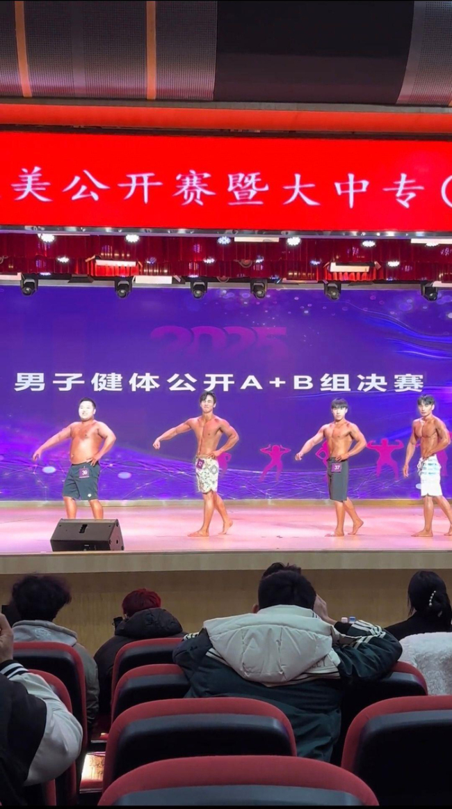 重庆高校健美比赛混进&ldquo;小胖&rdquo; 意外走红网络