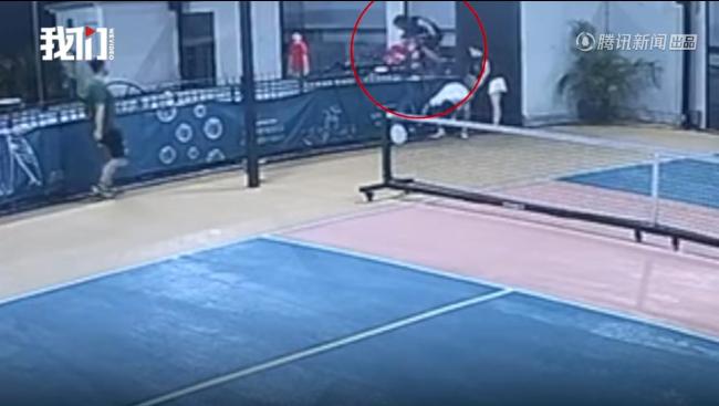 大马男子翻栏杆捡球踩空从三楼坠亡