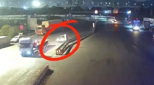 男子深夜报警举报父亲酒驾上高速