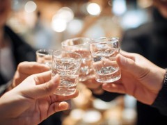 男子酒后驾车摔倒身亡 家属索赔34万 法院判决共饮者担责【看点】