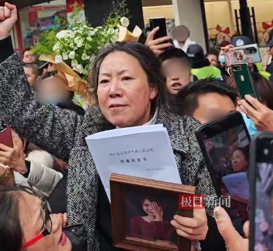 女子家中遇害母亲提交抗诉申请