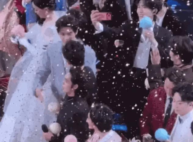 回顾各地跨年名场面 肖战红海震撼现场