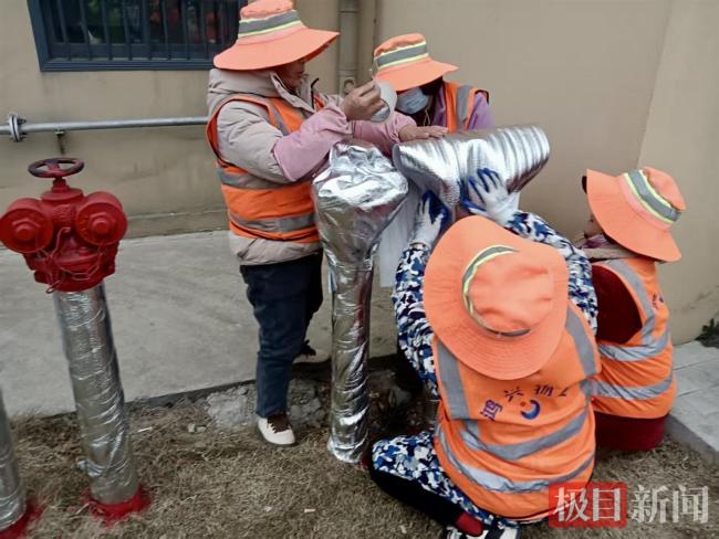 湖北潜江铲雪车上路破冰保畅通 应急响应机制全面启动