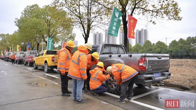 湖北潜江铲雪车上路破冰保畅通