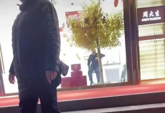 周大生店员反问顾客买得起吗