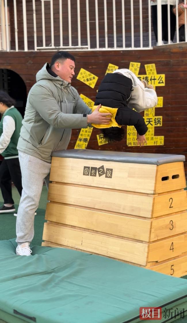 幼儿园萌娃列队跳马障碍跑一气呵成