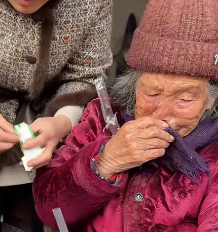 92岁老人去看望他94岁的姐姐 温暖亲情跨越岁月