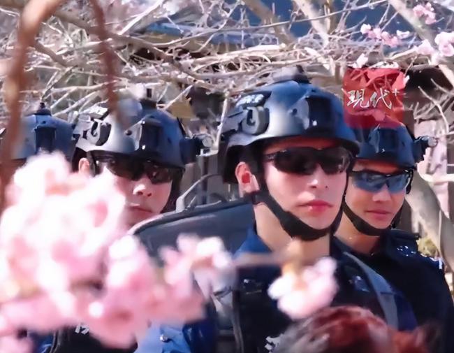 无锡一景区警察帅到人均&ldquo;张凌赫&rdquo; &ldquo;警&rdquo;色宜人成风景