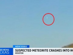 疑似陨石砸穿美一民宅屋顶 流星解体引发轰鸣【看点】