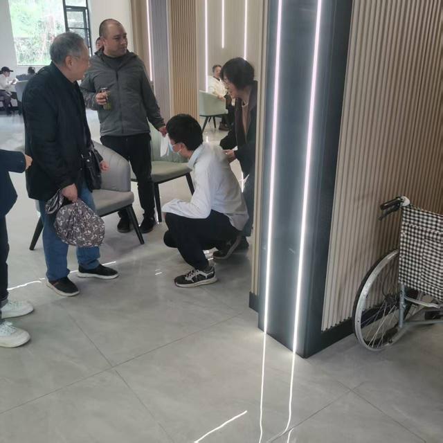 6小时都没找到儿子墓碑老人急哭