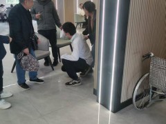 6小时都没找到儿子墓碑老人急哭 最终在工作人员帮助下找到【看点】