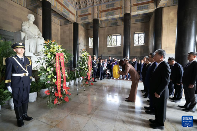 郑丽文一行拜谒孙中山先生衣冠冢 缅怀先驱种和平种子