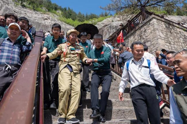 老人乘车进景区 游客不吐槽反而欢迎 致敬抗美援朝英雄