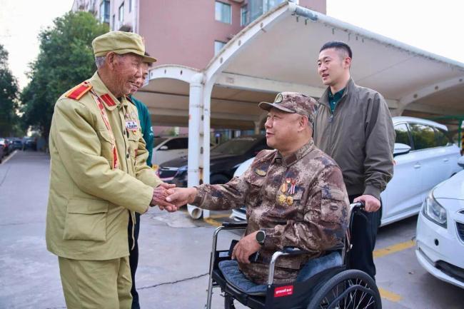 老人乘车进景区 游客不吐槽反而欢迎 致敬抗美援朝英雄