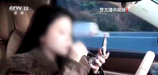 女子用辅助驾驶 高速上边开车边化妆