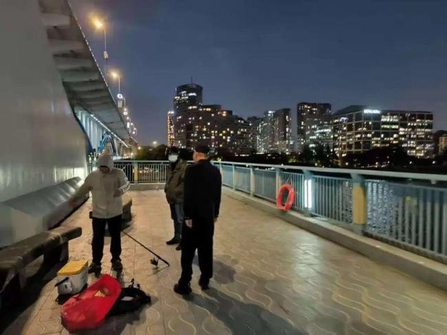 女子途经大桥遭夜钓鱼线勒脖 险些割喉引发关注