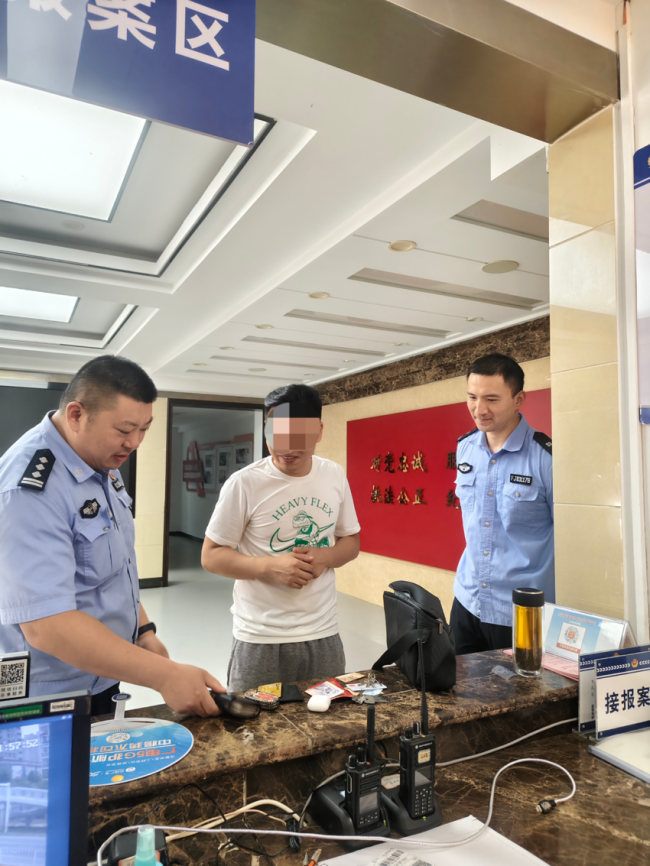 外地考生遗失书包 交警暖心救助 民警助力寻回