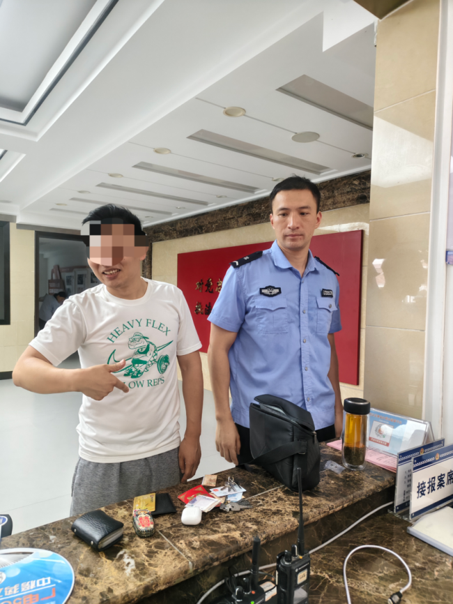 外地考生遗失书包 交警暖心救助