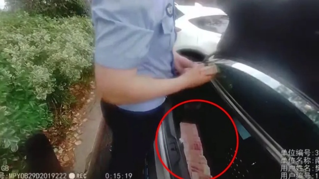 车中4万多现金被盗民警破案 监控死角现转机