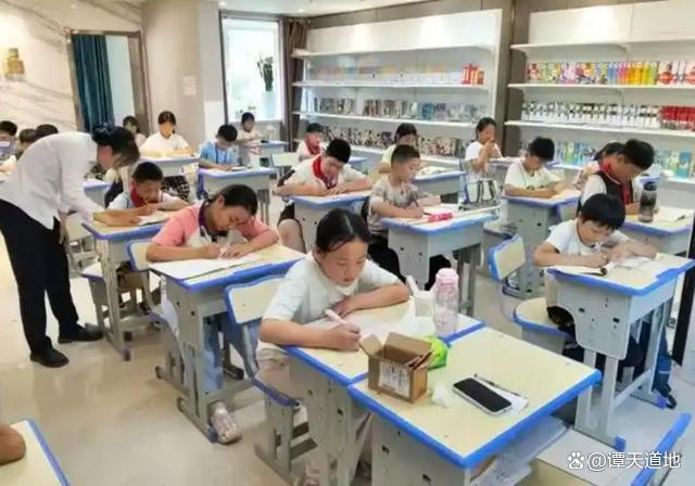 小区物业被赞神仙物业却突然撤场 业主挽留难暖人心